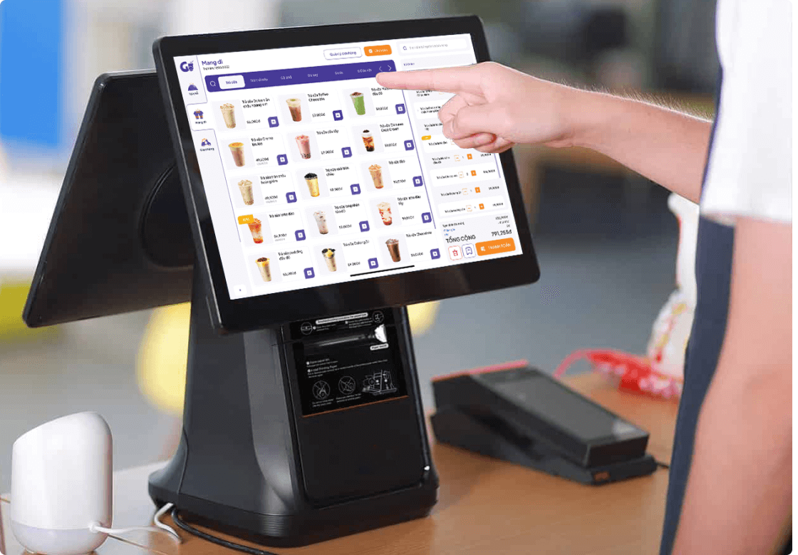 Nhân viên thuận tiện lên đơn cho thực khách tại quầy